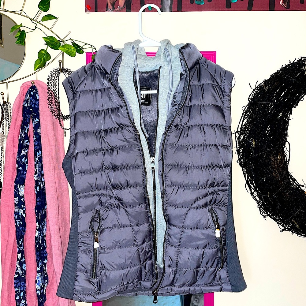 🖤 NEVER WORN Grey YMI Puffy Sleeveless Coat with a hood